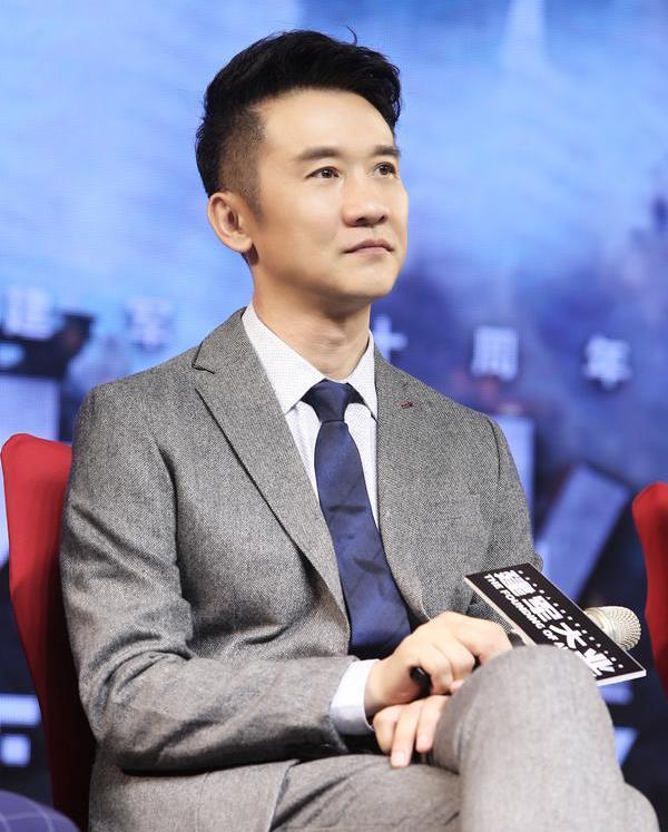 《突围》主演黄志忠;离异被儿子不待见,如今儿子一句话让他流泪