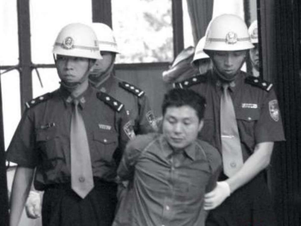 2000年湖南悍匪张君落网宣判后他对两个儿子说了这样一段话