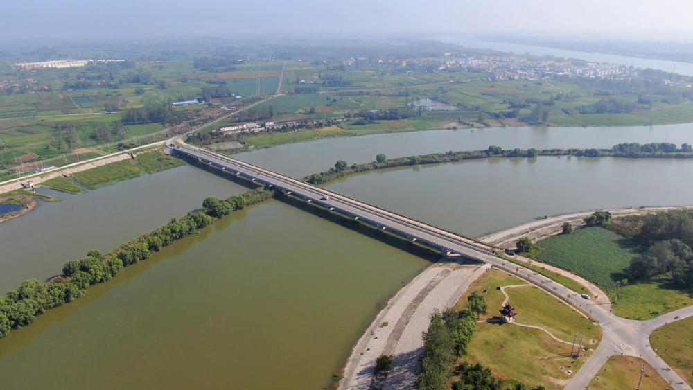 黄河大桥位于宿迁泗阳县京杭运河南侧,黄河故道之上,是一座连拱景观