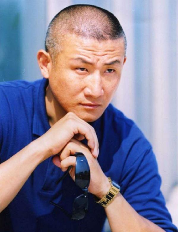 在学校长达12年的任教期间,陆鹏精通英语和日语,练过中国长拳与西洋拳