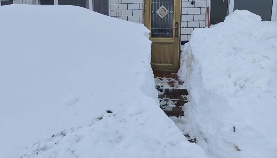 11月9日,内蒙古通辽的大雪几乎把居民家的房门堵住.