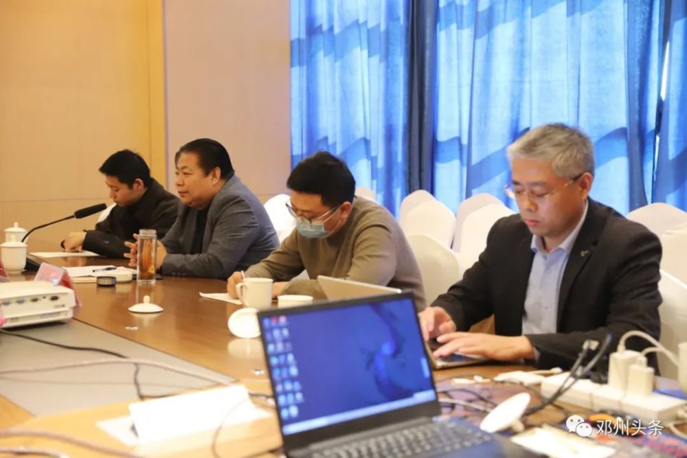 邓州市委常委,宣传部长,副市长李芳就有关合作事宜与考察团进行了深入