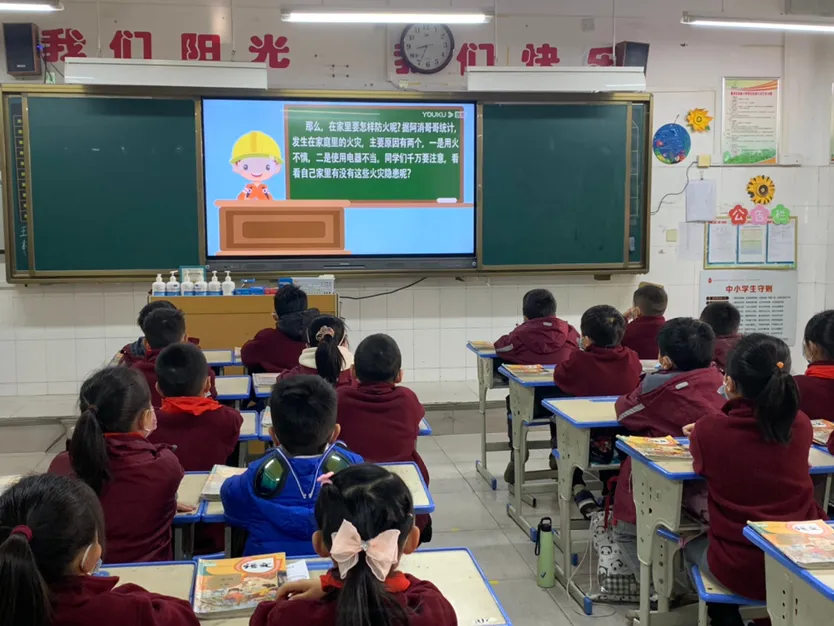 关注消防 珍爱生命-郑州市惠济区实验小学主题升旗仪式剪影