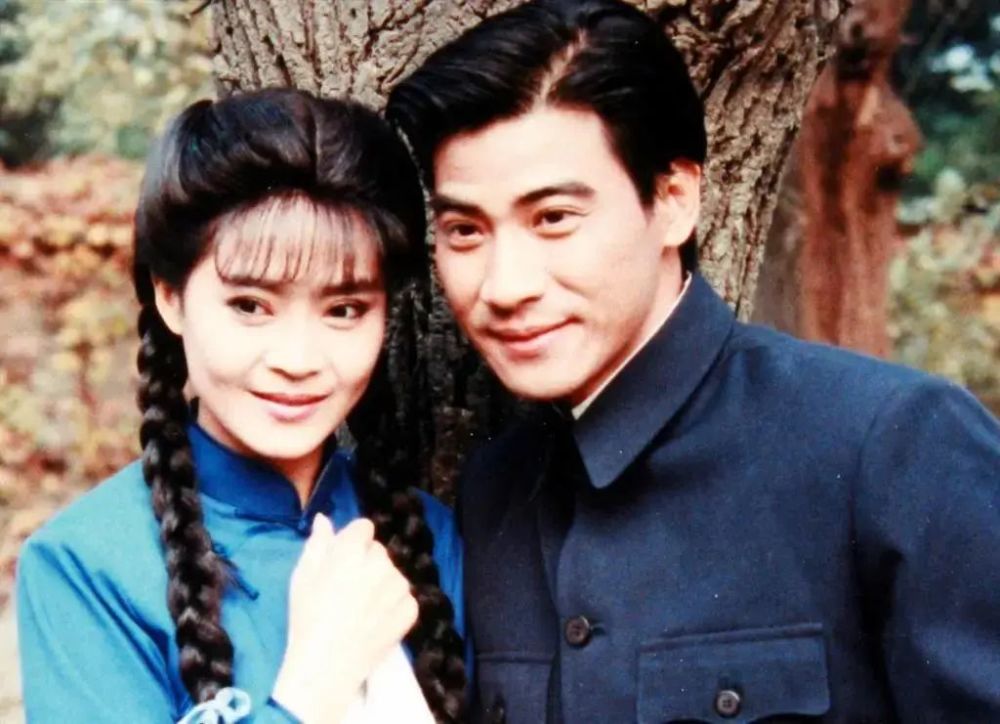 1991年,出演《望夫崖》中康梦凡时,与翁家明确认恋情.