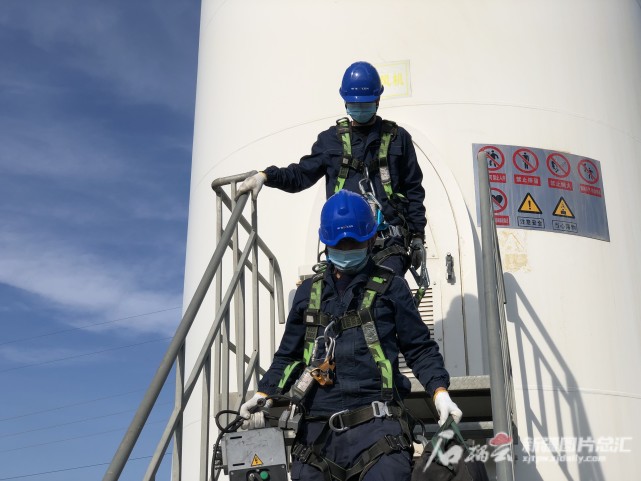 11月2日,检修完风机,两位运维工程师走下台阶.