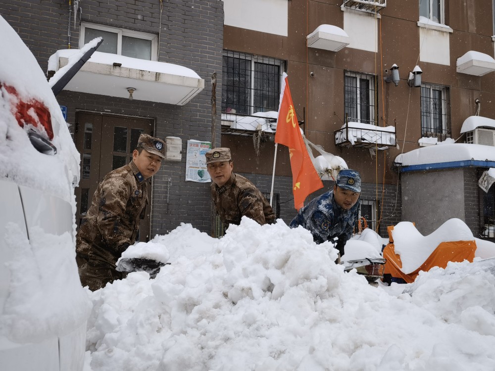 抗击雪灾锦州官兵在行动