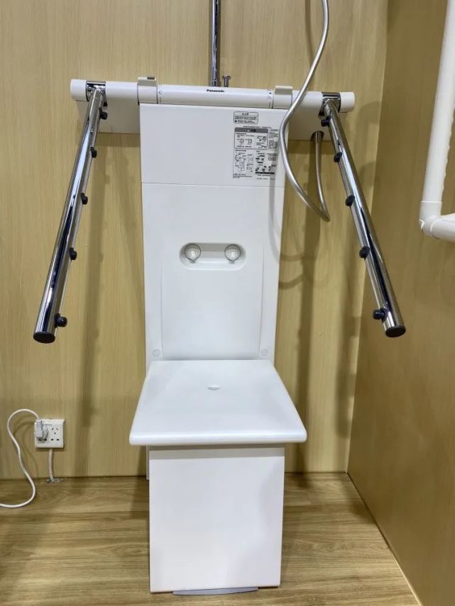 坐式淋浴器安装在花洒头下方.