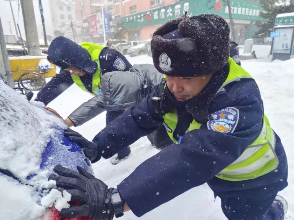 开鲁交警大雪不歇我们不退