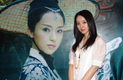 在《神探狄仁杰》里,她是冷面杀手云姑,又是善解人意的葛亚清.