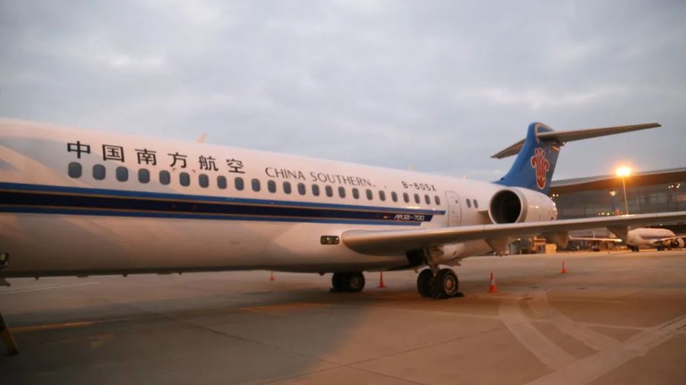 冠珠首架国产自有产权飞机阿娇翱翔蓝天展中国科技创造实力