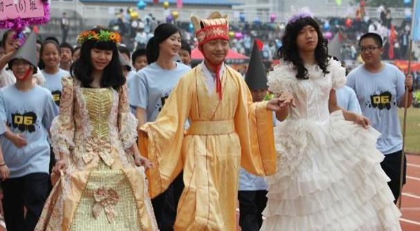 还有人关注点更清奇:"现在中学生身材都这么好了?