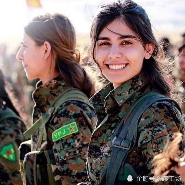 土耳其特种兵突袭,将库尔德女兵堵在山洞!女兵走投无路举手投降