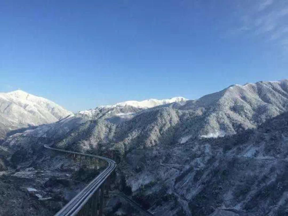 雅西高速拖乌山段出现低温雨雪天气 今年冬管时间将提前