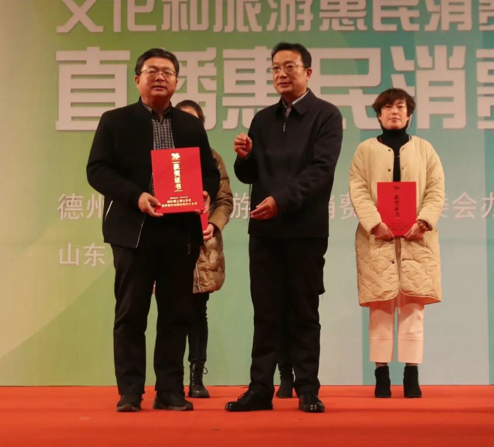 市委宣传部副部长倪靖寰(前排左二)
