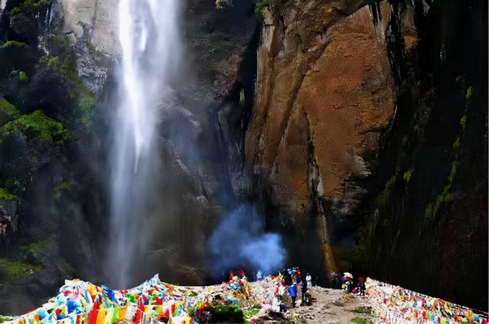 雨崩神瀑是西藏传佛教朝拜圣地和转山的终点,清新脱俗,仙气十足