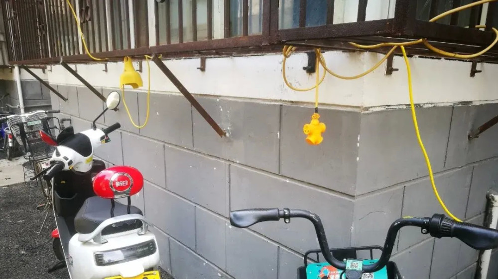 电瓶车"飞线充电"起火,旁边奔驰轿车被烧成空壳!