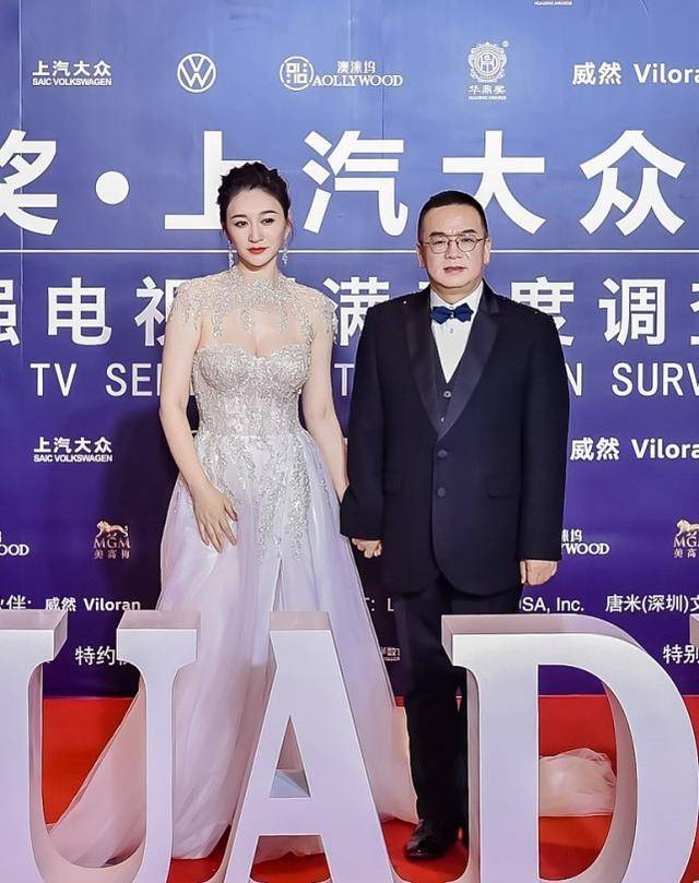 李小冉也是快50岁的人了,身材曲线还是那么好,穿小礼裙好美啊