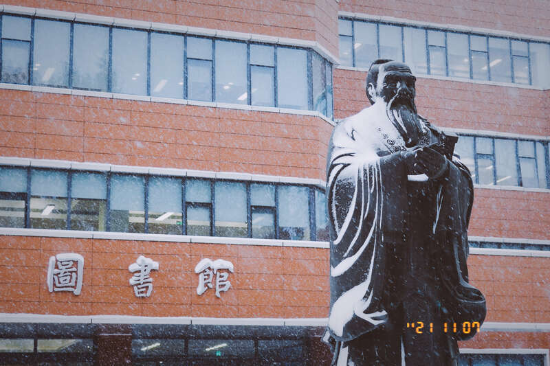 那份炙热,化成了图书馆前的红砖白雪;化成了青松顶上的白雪压枝头;化