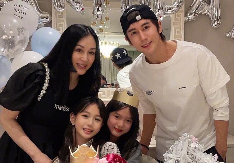 钟丽缇二女儿长大了颜值成功逆袭13岁便和妈妈拍广告
