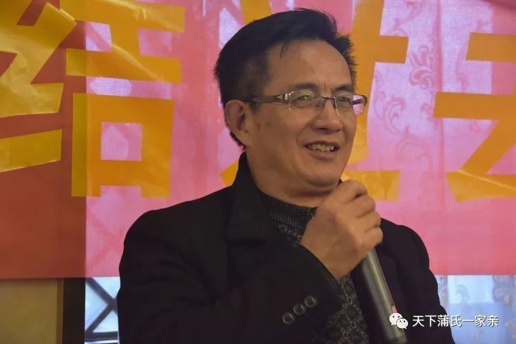 蒲祖瑜发言图为赞助蒲氏孝义窝文化工程酒水的仁怀蒲宗彬图为蒲氏文化