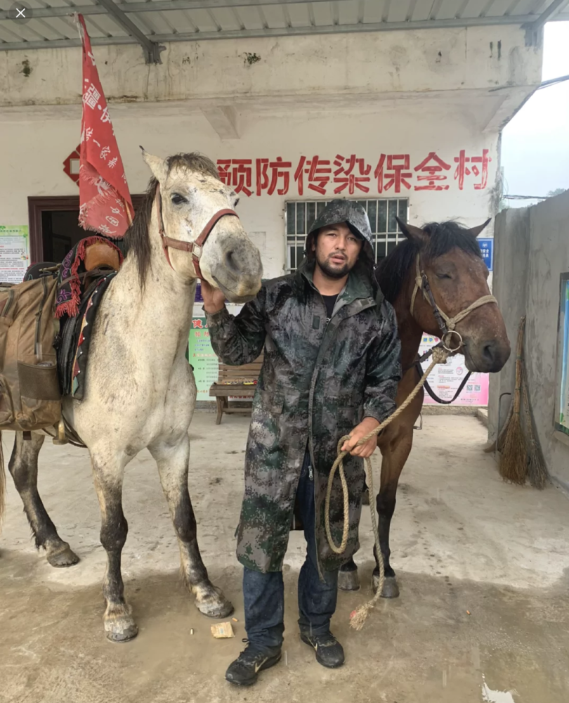 叼羊比赛盛况叼羊是当地牧民中盛行的一项传统骑马赛事,一般在节庆日