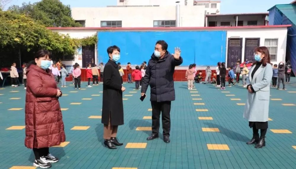 抓好防控工作 确保校园安全!确山县教育局局长孟雪花深入调研学校工作