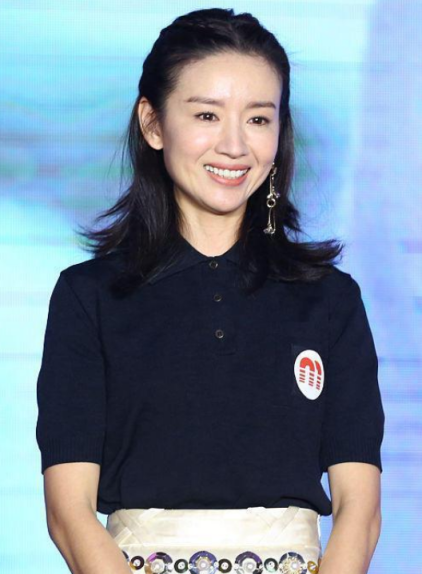 董洁穿衣太美了t恤配包臀裙稳重又性感身材保养像小姑娘