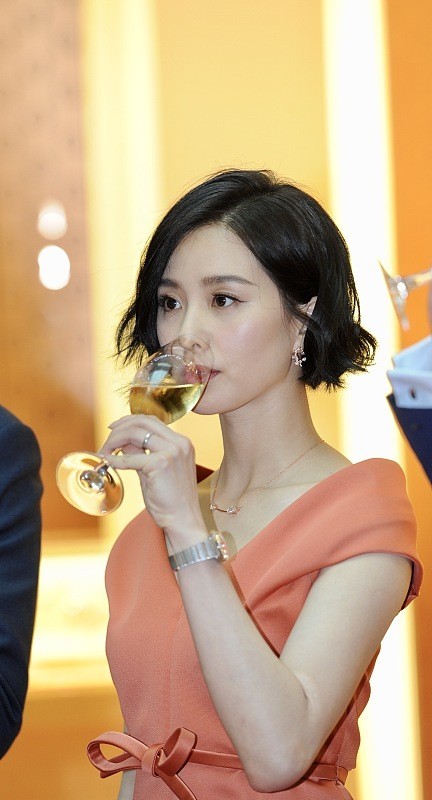 刘诗诗短发造型也温柔,穿着极简风连衣裙好优雅,看起来好迷人