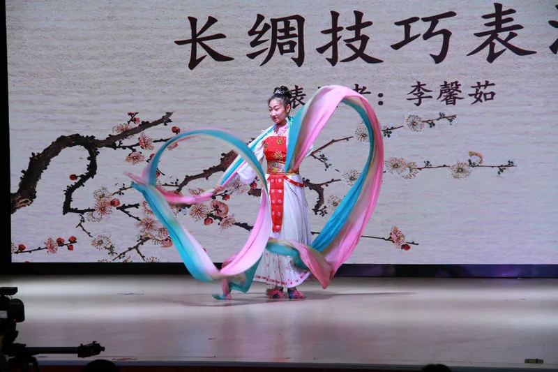 高老师的学生表演长绸技巧和团扇舞《梨花颂》,舞姿轻盈,优美典雅.