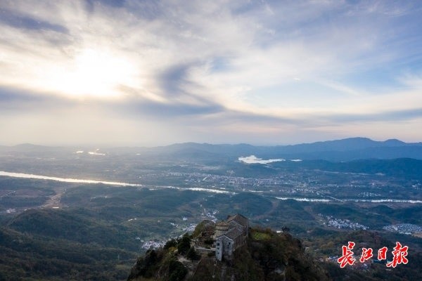 航拍武汉黄陂木兰山金顶,在夕阳余晖映照下分外美丽.