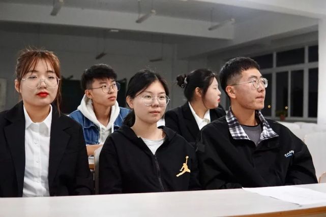 由沈佳宜同学宣读大会流程并宣布大会