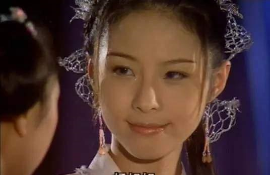 "衣流黄"在此大概指的就是黄衫女子出场时身披的淡黄轻衫吧!