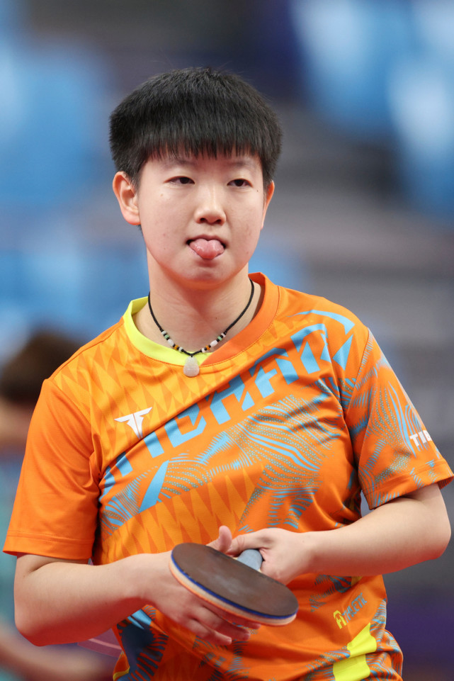 2015年孙颖莎入选了国家队二队,这时的她刚刚15岁,两年之后她又成功升