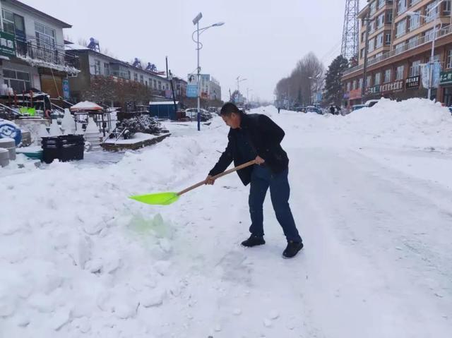 暴雪纷飞,情系群众—青冈县驻村工作队克服恶劣天气影响开展暖冬