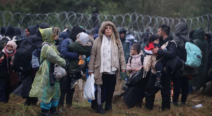 难民成群结队涌向欧洲上万波兰军队陈兵边境铁丝网已被剪破