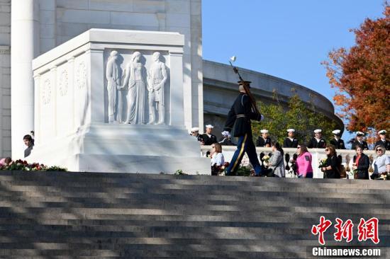 美国阿灵顿国家公墓内的无名烈士墓广场首次向公众开放.