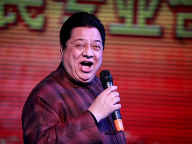 李金斗是土生土长的北京人,但他的长相却很有特色:俄国大鼻子,印度