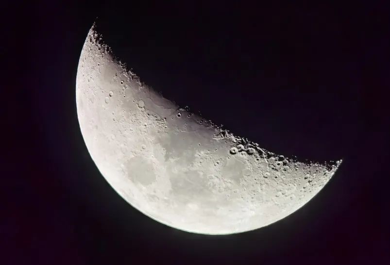 昨晚,"光启"拍摄的农历十月初六的月亮