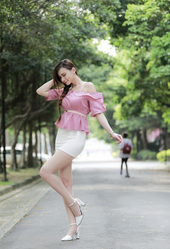 精美木耳边一字领吊带精巧唯美释放青春少女魅力