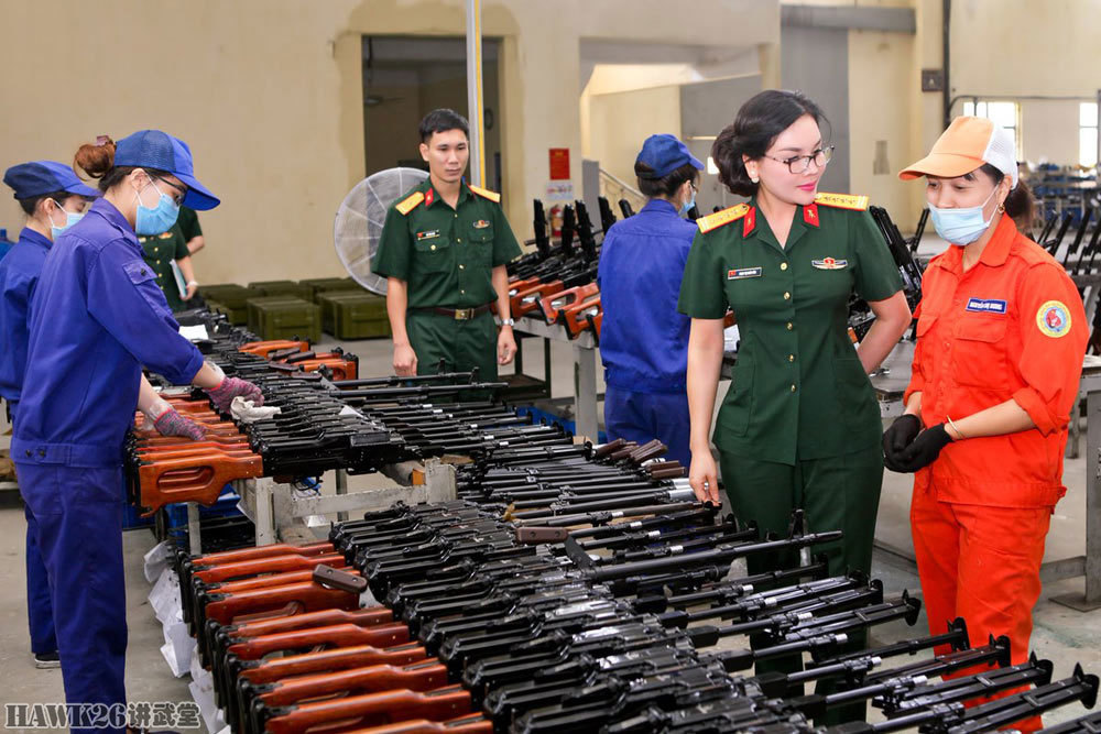 正宗-“建筑工人把爱送给枪”越南Z111军工厂写真照展现新式