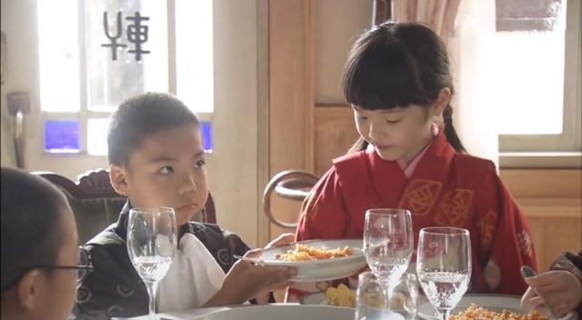 日剧:多谢款待第四集:芽衣子带着小千代和同学去爸爸西餐厅吃饭