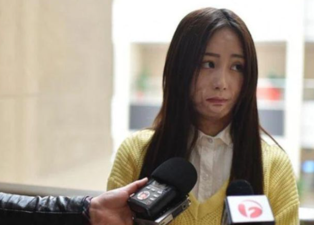 由于周岩长得漂亮,自然从小到大都少不了男生的追求和情书.