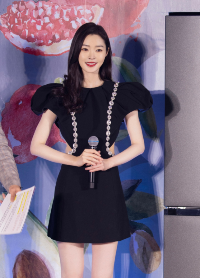 宋轶人美身材更好,小黑裙展现曼妙腰线,猫系长相慵懒勾人