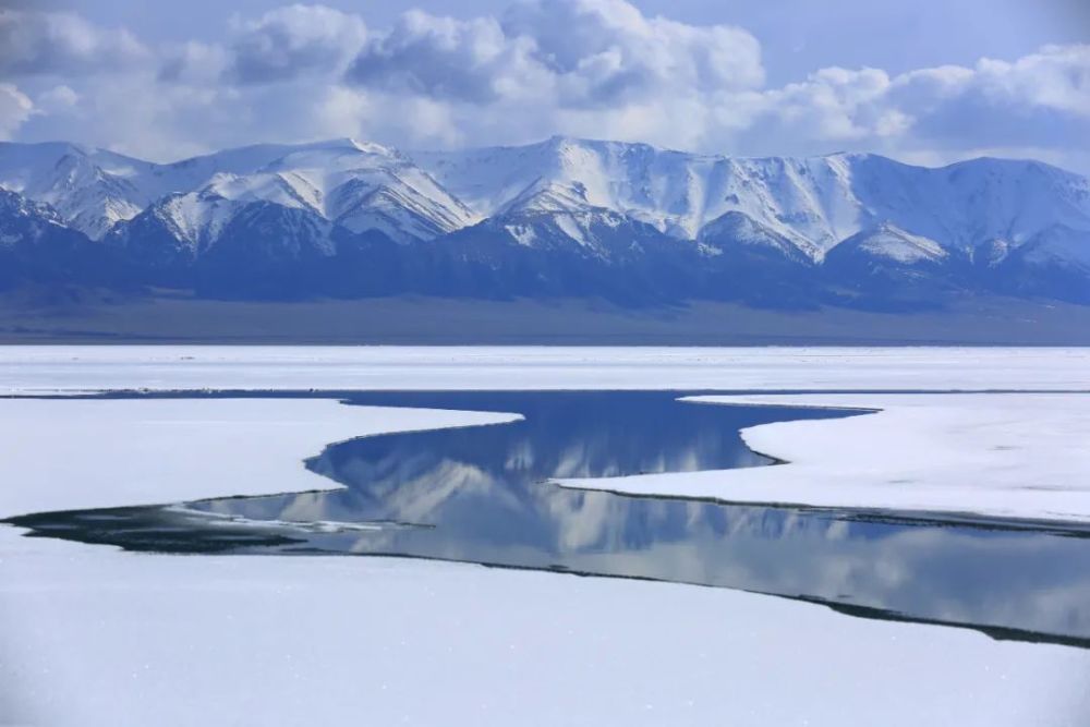 同时空气湿度过大 导致水汽饱和形成雾 冬天的赛里木湖 不需要太多