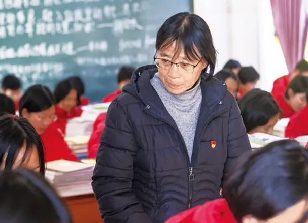 乡村教师张桂梅控诉:我用命培养你成大学生,不是让你