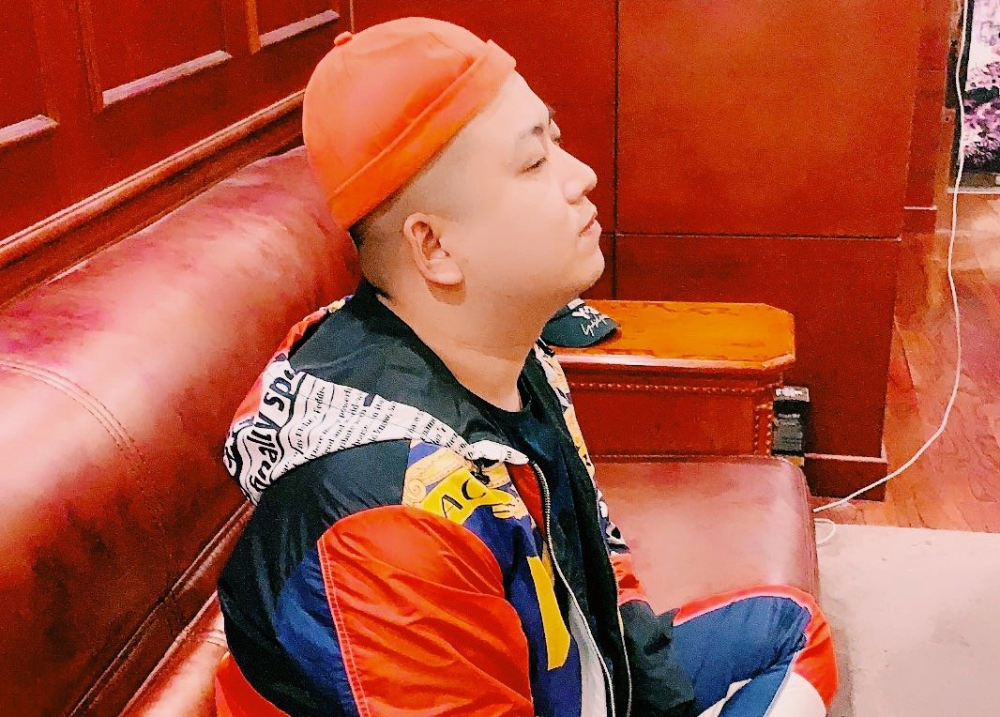 网红天津李四纹身上瘾剃光头后纹满整个脑袋粉丝是个狠人