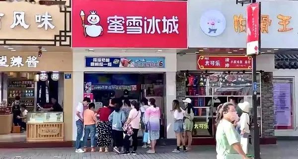 今年5月,蜜雪冰城郑州永安街店,济南大观园店,武汉马湖商业街店被曝出