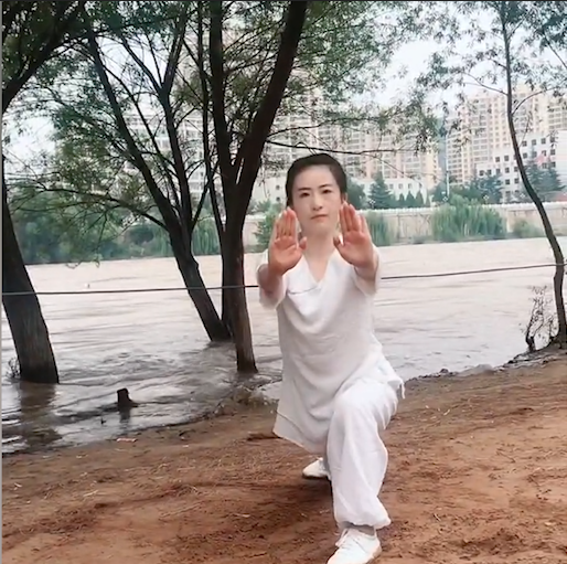 所以含亮老师在很小的时候就表现出对于这些武器以及武术功夫独特的