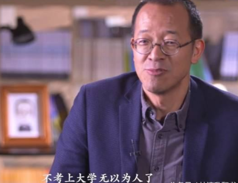 1980年,俞敏洪第三次高考,这一次他成功考入北大西语系.