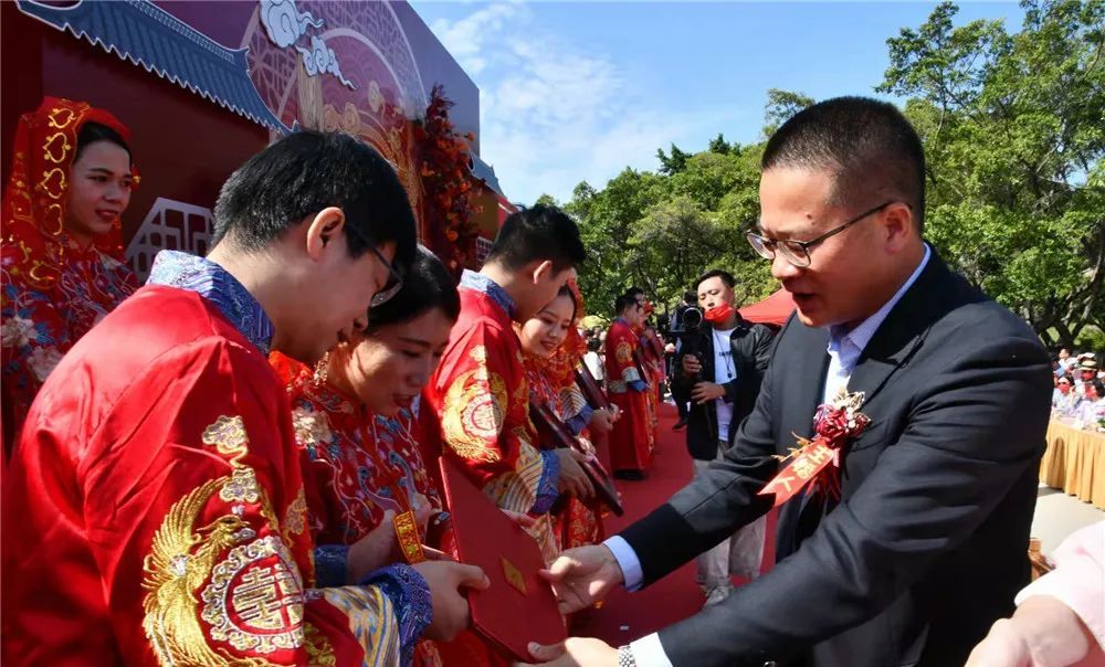 来沾沾喜气一场传统中式集体婚礼在这里举行